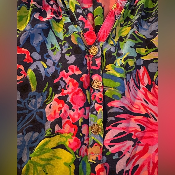 Lilly Pulitzer Medium Elsa 100% Silk Top ‘Festive Fantasy’ - Picture 3 of 5